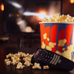 tv-concepto-amigos-linea-ver-peliculas-comer-palomitas-maiz-tazon_253401-3329